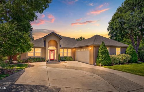 374 Leandra Ln, Eagle Point, OR, 97524-6623 | Card Image