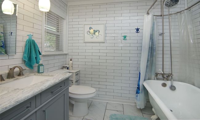 Relaxing en-suite bath attached to middle bedroom | Image 20