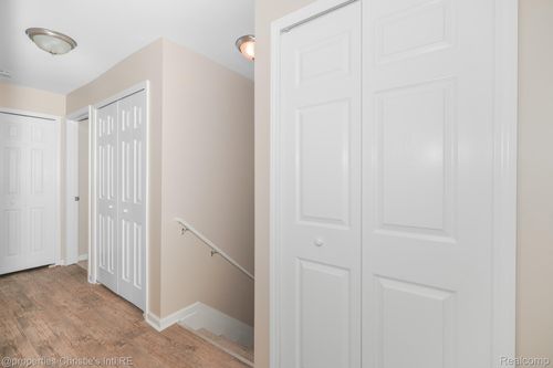 33829 Pondview Cir, Livonia, MI, 48152-1473 | Card Image