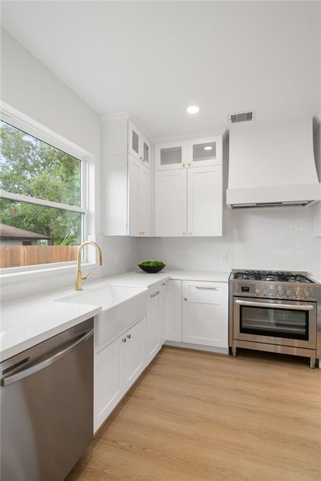Light filled veiw if the kitchen sink and the window overlooking hte back yard. | Image 12