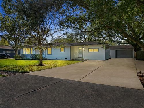 8113 White Ave, Hitchcock, TX, 77563-3317 | Card Image