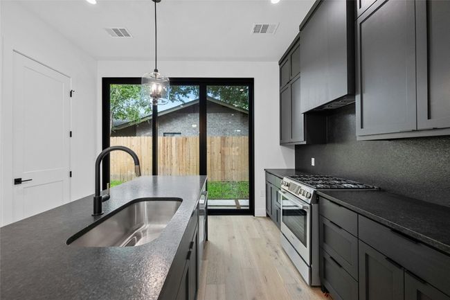 B - 2010 Gathright Cv, House other with 2 bedrooms, 3 bathrooms and 1 parking in Austin TX | Image 9