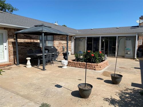 2211 Briarwood Dr, Woodward, OK, 73801-6320 | Card Image