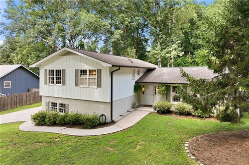 670 Robinhood Trl, GAinesville, GA, 30501-2410 | Card Image