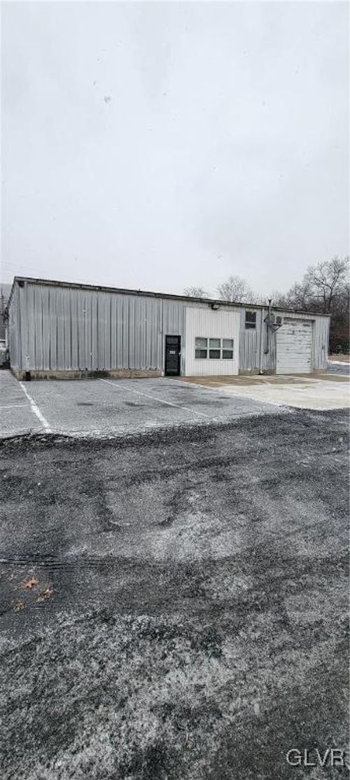 lowr-level-950 Pennsylvania Ave, Pen Argyl, PA, 18072-9707 | Card Image