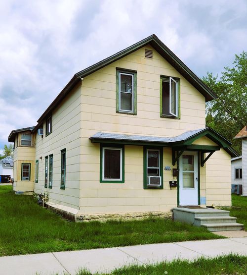186 E Howard St, Winona, MN, 55987-3642 | Card Image