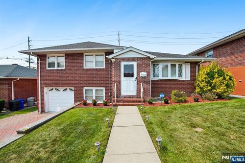 28 Pikeview Ter, Secaucus, NJ, 07094-3819 | Card Image