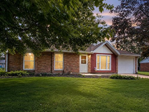 809 Canterbury Dr, Wapakoneta, OH, 45895-1012 | Card Image
