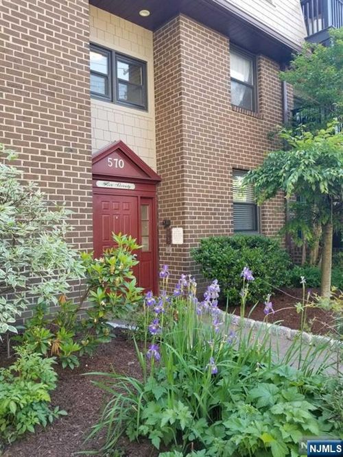 570 North Ave, Fort Lee, NJ, 07024-2573 | Card Image