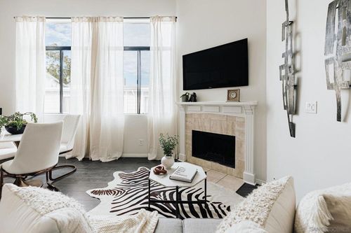 apt-a-4652 Don Lorenzo Dr, Los Angeles, CA, 90008-4176 | Card Image