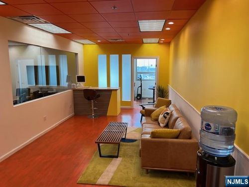 725 Grand Ave, Ridgefield, NJ, 07657-1045 | Card Image