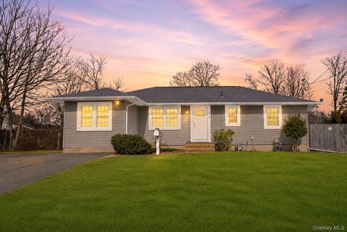 109 New York Avenue, Islip, NY, 11706 | Card Image