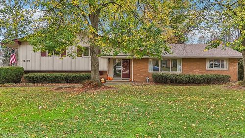 4139 W Valley Dr, Fairview Park, OH, 44126-1737 | Card Image