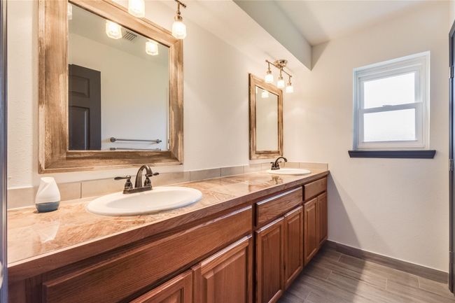 Primary Bathroom | Image 11
