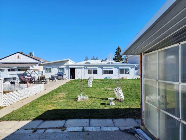 403 49 Avenue E, Home with 2 bedrooms, 2 bathrooms and 4 parking in Claresholm AB | Image 34
