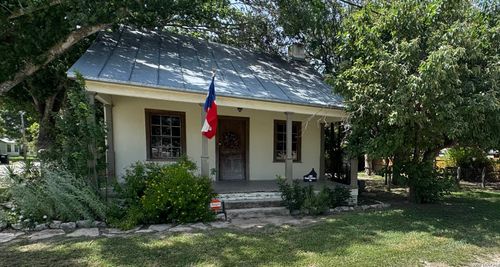 413 Petersburg St, Castroville, TX, 78009-4536 | Card Image