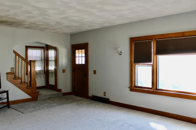 Living Room w/New Carpet | Image 5