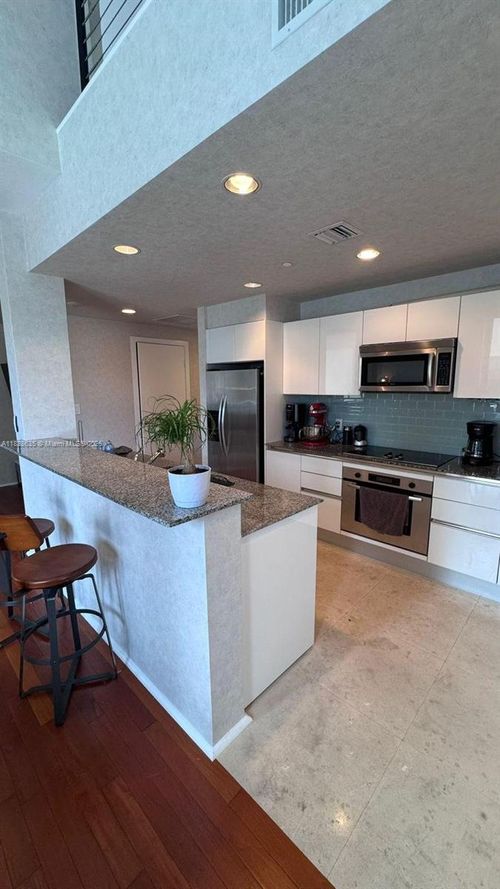 apt-422-1050 Brickell Ave, Miami, FL, 33131-3903 | Card Image