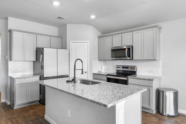 204 Hunter Loop, House other with 3 bedrooms, 2 bathrooms and null parking in Bertram TX | Image 6