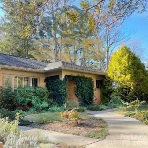 1045 Mountain View St, Hendersonville, NC, 28739-5633 | Card Image