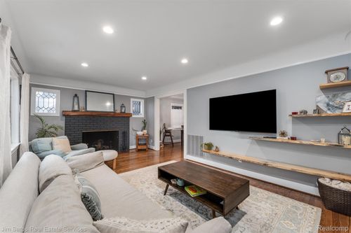 32250 Auburn Dr, Beverly Hills, MI, 48025-4233 | Card Image