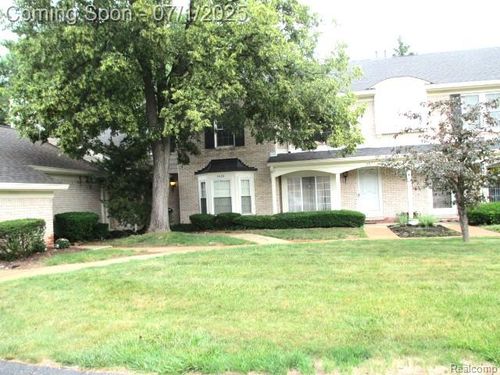 2667 Williamsburg Cir, Auburn Hills, MI, 48326-3546 | Card Image