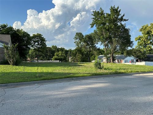 2421 45th Ct, Tulsa, OK, 74107-6742 | Card Image