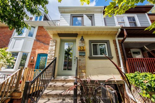 32 St Clair Gdns, Toronto, ON, M6E3V4 | Card Image