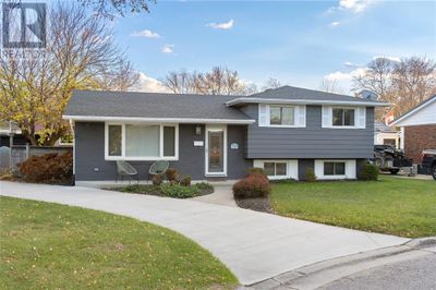 1103 Highway Dr E, Home with 3 bedrooms, 2 bathrooms and null parking in Sarnia ON | Image 3