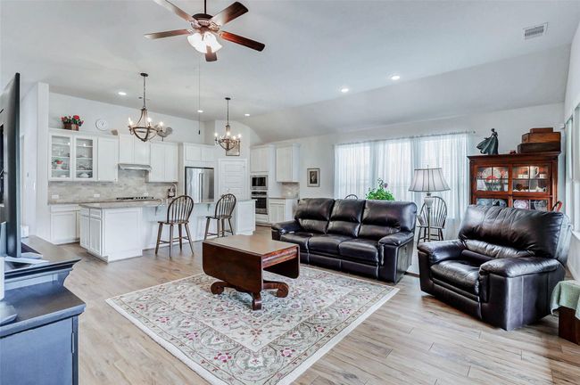 Whether you seek a peacefulretreat or a lively space forentertaining, this home offers thebest of both worlds. The openfloor plan seamlessly connectsthe family room and kitchen, ensuringeffortless flow and making it anideal setting for gatherings andrelaxed living. | Image 11