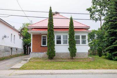 21 Kent St E, House other with 2 bedrooms, 2 bathrooms and 4 parking in Lindsay ON | Image 2