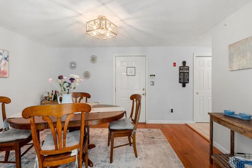 5 Rainbow Dr, Londonderry, NH, 03053-6117 | Card Image