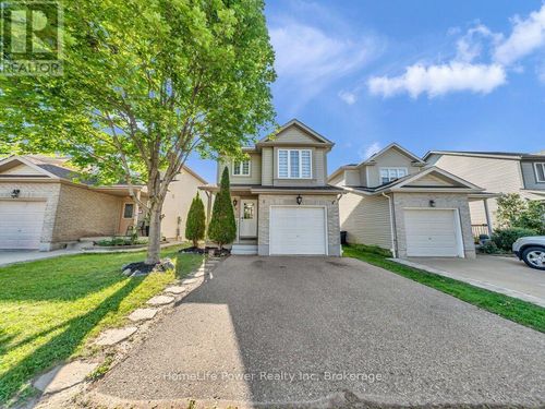 39 Reistview St, Kitchener, ON, N2E4H3 | Card Image