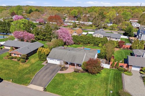 28 Manchester Ln, Stony Brook, NY, 11790-2804 | Card Image