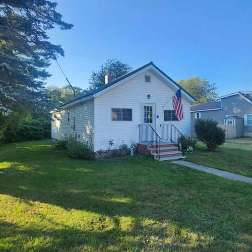 17 Willow Street, Howland, ME, 04448 | Card Image