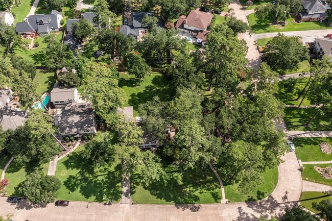 Aerial view of the charming neighborhood. | Image 39
