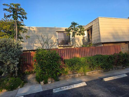 512-1700 Embassy Dr, West Palm Beach, FL, 33401-1913 | Card Image