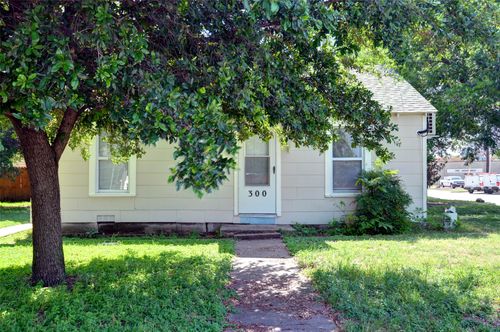 300 Meadow Park Dr, White Settlement, TX, 76108-2426 | Card Image