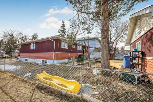 901 38 Street Se, Home with 3 bedrooms, 1 bathrooms and 4 parking in Calgary AB | Image 4