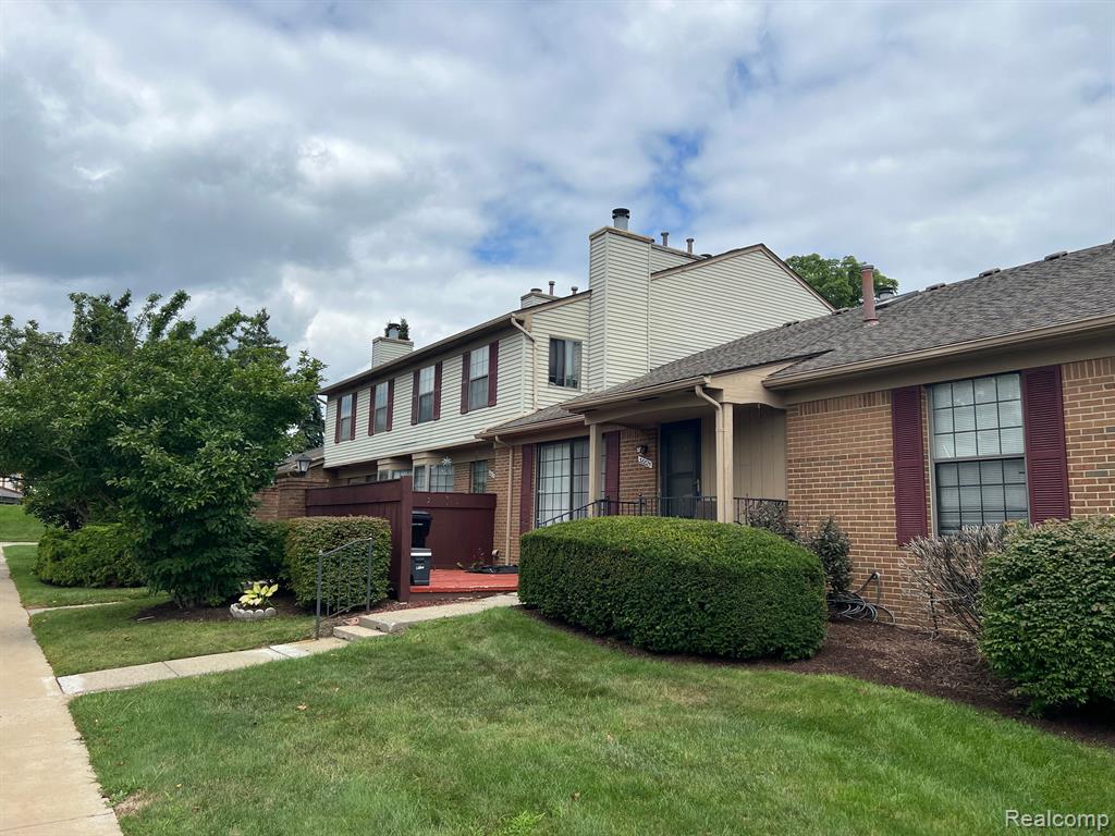Country Cir, Farmington Hills, MI 48331