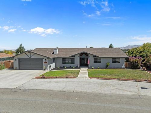 215 Rays Cir, Hollister, CA, 95023-6327 | Card Image