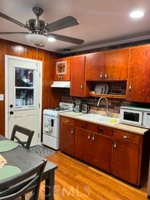 384 Ca-138, Crestline, CA, 92325 | Card Image