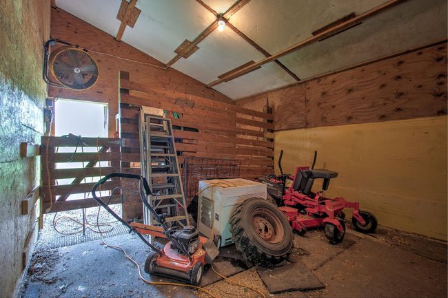 Barn with electric, well hydrant, and 2 stock tanks. | Image 70