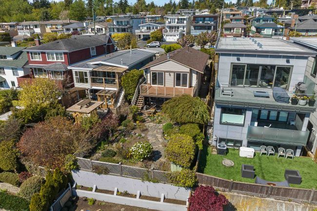 14774 Thrift Avenue, House other with 3 bedrooms, 2 bathrooms and 5 parking in White Rock BC | Image 3