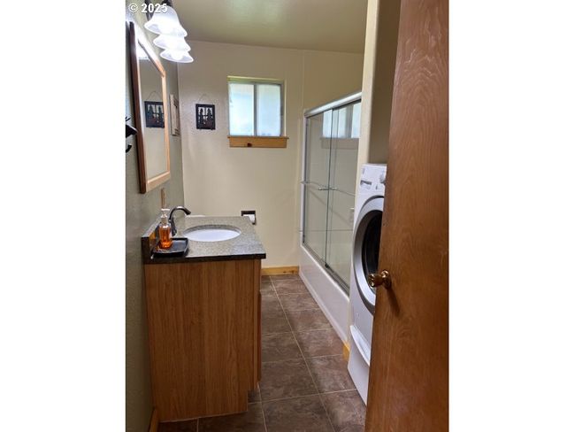 Bathroom-Hall | Image 19