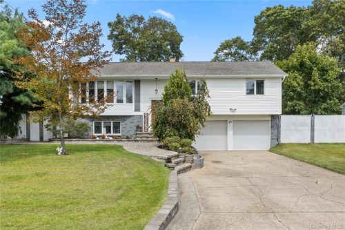 43 Tracy Ln, East Islip, NY, 11730-3524 | Card Image