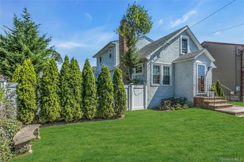 106 Scarcliffe Dr, Malverne, NY, 11565-1005 | Card Image