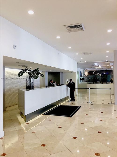 303-100 Lincoln Rd, Miami Beach, FL, 33139-2013 | Card Image