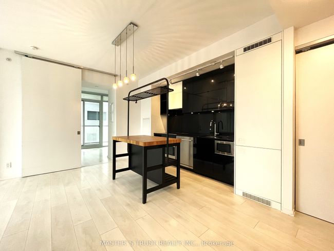 809 - 125 Peter St, Condo with 2 bedrooms, 1 bathrooms and 1 parking in Toronto ON | Image 6