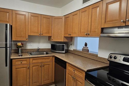 apt-202-5201 Geneva Way, Doral, FL, 33166-4620 | Card Image